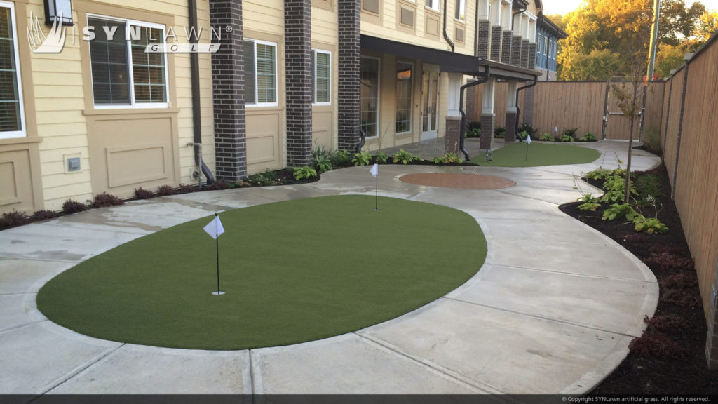 Commercial putting green installed by SYNLawn at apartment