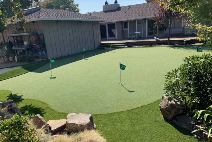 Artificial grass putting green