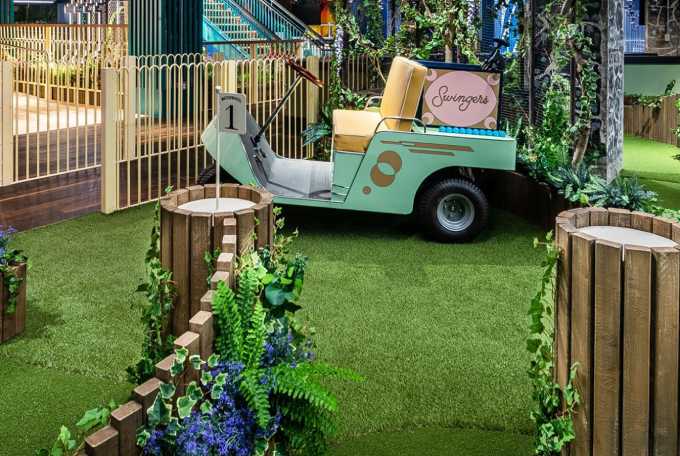indoor-mini-golf-course-putting-green indoor Artificial Grass mini golf course with non functioning golf cart