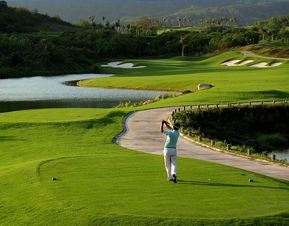 Golfer driving on artificial grass from SYNLawn