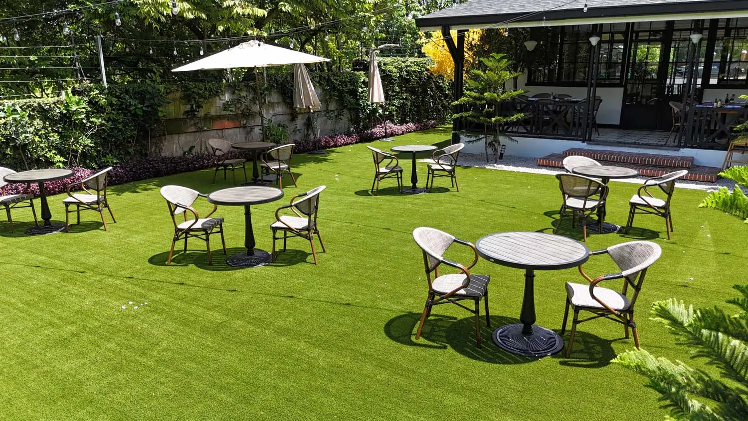 Commercial artificial grass restaurant patio installed by SYNLawn